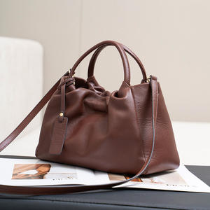 กระเป๋าถือหนังแท้สำหรับผู้หญิง MOQ ต่ำ ความจุเยอะ กระเป๋าสะพายข้าง ดีไซน์หรูหรา ซิปคุณภาพสูง เป็นมิตรกับสิ่งแวดล้อม ดีไซน์จีบแบบคลาวด์ - Product Image 1