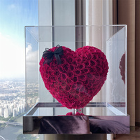 Cadeau de Saint-Valentin super luxueux ou décoration de chambre Roses conservées en forme de coeur dans une boîte cadeau en acrylique transparente
