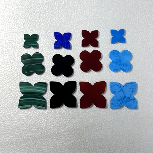 HQ Gems 20x20x2mm Dark Red Black Onyx Agate Four Leaf Clover Stone