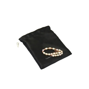 Sac cadeau personnalisé imprimé en satin de soie noir avec doublure en velours et cordon de serrage pour bijoux - Product Image 4