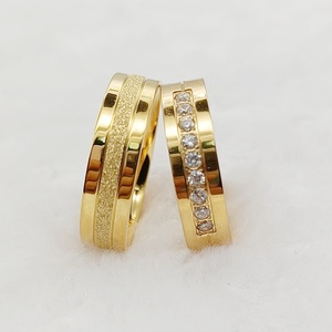 Bagues de <span class=keywords><strong>Mariage</strong></span> Pour Hommes et Femmes, Bijoux de Créateur Western pour Amoureux, Anneau de Couples en Acier Inoxydable Givré Émeri Plaqué Or 18k - Product Image 2