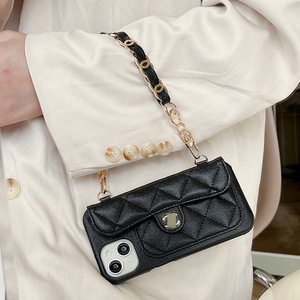 เคสโทรศัพท์แบบครึ่งฝาปิด Chic Caviar สำหรับรุ่น 15 Series วัสดุ PC คุณภาพพรีเมียม สายคล้องคอแบบโซ่ ป้องกันการกระแทก พร้อมช่องใส่บัตร - Product Image 5