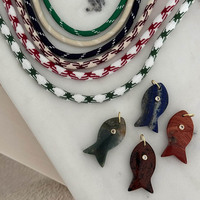 Nouveauté Collier en chaîne de corde avec pendentif poisson mignon en pierre naturelle plaqué or pour femmes