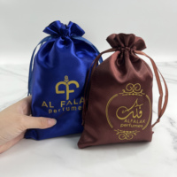 Sacs à bijoux de luxe de petite taille à faible MOQ, sacs cadeaux réutilisables en satin avec cordon de serrage et logo personnalisé pour les soins de la peau