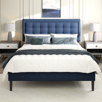 Lit en métal et fer forgé de conception italienne, avec tissu de couleur neutre et chaleureuse et structure robuste, pour une maison contemporaine et luxueuse.
