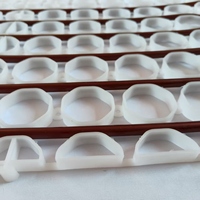 Cinq raccords fixes du système de climatisation à source géothermique soutiennent uniformément les conduites de chauffage sous le plancher.