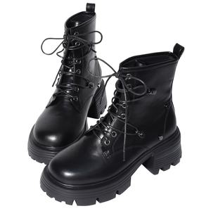 Bottines à plateforme noires pour femmes, 6,5 cm, avec détails cloutés en métal et semelle à crampons - Product Image 6