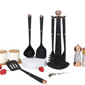 Ensemble de 7 ustensiles de cuisine en silicone grain marbre or rose avec support, comprenant spatule, cuillère, louche et écumoire antiadhésifs - Product Image 1