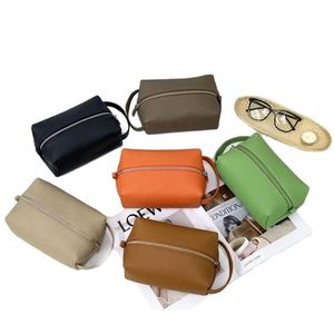 Sac de rangement de toilette en cuir véritable personnalisé pour hommes, sac de voyage simple et portable avec poignée, organiseur de maquillage pour femmes - Product Image 1