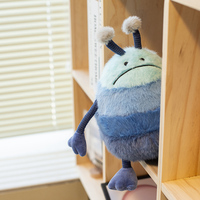 Peluche bleue Little Monster avec antennes, visage triste, jouet en peluche super doux pour enfants, décoration de bureau, décoration de la maison, cadeau d'anniversaire
