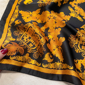 Écharpe en soie carrée d'été pour dames de luxe en gros 70*70cm Écharpe en polyester pour adultes avec motif de splendeur dorée imprimé sur mesure - Product Image 6