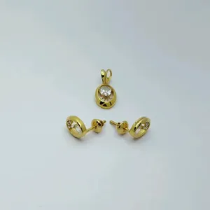 Magnifique ensemble de bijoux en or avec pendentif rond et boucles d'oreilles clous, design léger et élégant - Product Image 1