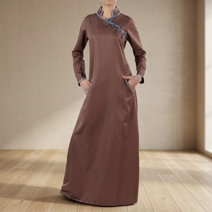 Abaya Burka para Mujer Musulmana, la Más Vendida, en Color Marrón con Cuello Camisero y Pliegues Cuadrados, Hecha con Tela de Bambú Ecológica - Product Image 3