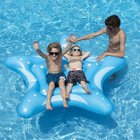 Le flotteur gonflable bleu pour piscine est un dispositif flottant fonctionnel, chaise longue gonflable flottante.