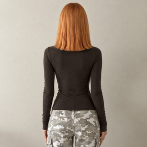 Camiseta de punto vintage con cuello en V y estampado, manga larga, cintura ajustada, corte slim, estilo versátil para chicas modernas, ideal para otoño e invierno. - Product Image 3