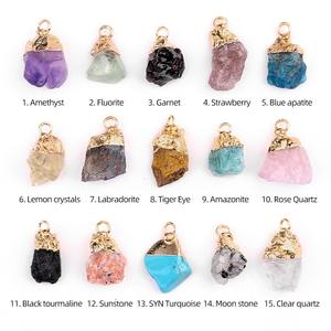 Collana di Tendenza con Ciondolo Charm in Pietra Grezza Intagliata Placcata Oro con Ametista e Turchese, Cristalli Naturali di Forma Irregolare per Regalo da Festa - Product Image 3