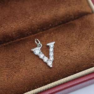 จี้ตัวอักษรเงินแท้ 925 รุ่นคลาสสิกจาก UM Jewelry สำหรับผู้หญิง เด็ก ของขวัญวันครบรอบ วันแต่งงาน และโอกาสพิเศษต่างๆ - Product Image 2