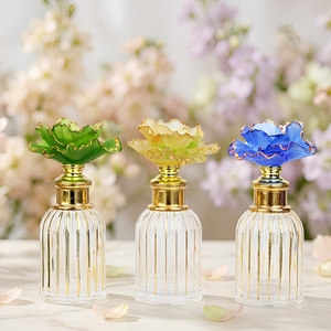 Botella de Perfume de Vidrio Facetado Recargable con Tapa Floral Dorada y Tapa Artesanal Glaseada para Decoración y Exhibición de Fragancias en el Hogar - Product Image 1