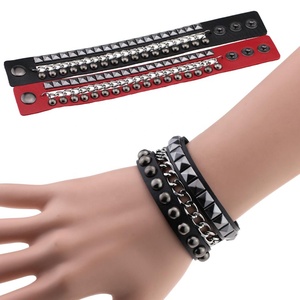 Bracciale in Pelle PU con Borchie e Rivetti, Stile Punk Gotico, con Bottone a Pressione - Product Image 1