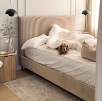Chambre double, lit double moderne couleur crème, design pour petit appartement, nouveau design de lit par un designer