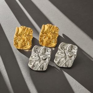 Vente en gros de boucles d'oreilles clous hypoallergéniques en acier inoxydable étanche plaqué or 18 carats PVD pour femmes - Product Image 2