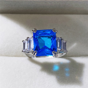 Anello con Zircone Quadrato Blu Acqua per Donne, Elegante Gioiello da Dito alla Moda - Product Image 1