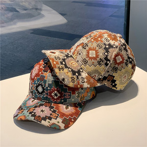 Casquette de baseball à large bord à imprimé géométrique aztèque bohème et motif floral, idéale pour les voyages et la photographie, style Dad Hat - Product Image 1