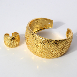 Juego de Pulsera y Anillo de Dos Piezas con Diseño de Flor Chapado en Oro de 14K para Mujer de Zeadear Jewelry - Elegante para Bodas y Aniversarios - Product Image 1