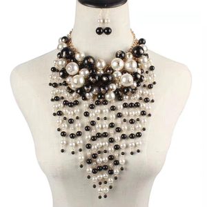 Grand ensemble de bijoux africains de luxe plaqué or, avec collier et boucles d'oreilles à plusieurs couches et perles d'imitation colorées, et pampilles imposantes - Product Image 5