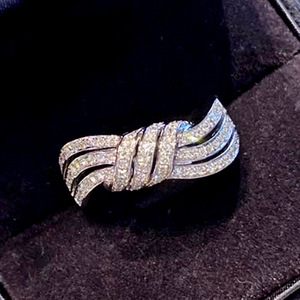 Bague torsadée tressée pour femme, bijou de doigt élégant et scintillant - Product Image 1