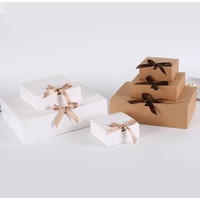 Supporta il cartone a conchiglia nero di alta qualità progettato su misura con confezione regalo decorata con fiocco