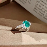 Bague ouverte élégante de style vintage français, or rose, avec pierre de corindon rouge et papillon éthéré