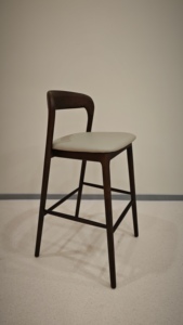 Chaise de bar confortable <span class=keywords><strong>en</strong></span> <span class=keywords><strong>bois</strong></span> massif pour café et restaurant Chaise de <span class=keywords><strong>tabouret</strong></span> de bar italienne de luxe Chaise de bar familiale <span class=keywords><strong>en</strong></span> <span class=keywords><strong>bois</strong></span> massif nordique - Product Image 5