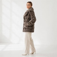 Veste Courte en Fausse Fourrure Grise Zeyu pour Femme, Col Revers, Rayures Horizontales, Manteau en Peluche, Manteaux en Fausse Fourrure Écologiques pour Femme ODM / OEM