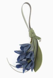 Porte-clés en cuir PU avec fleur d'osmanthus, breloque de sac, pendentif feuille irrégulière, anneau léger pour cadeau et sac - Product Image 1