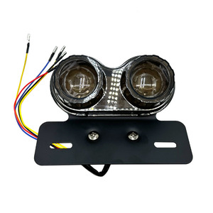Feu arrière de moto ADT 40 LED 40W avec feu de position intégré, feu stop et clignotant, et support de plaque d'immatriculation - Product Image 1