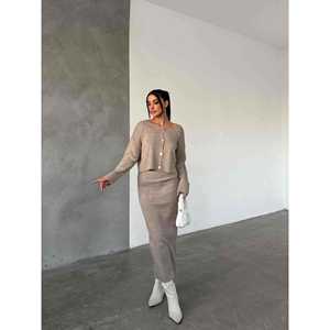 Ensemble de costume en tricot pour femme Visa, veste boutonnée beige et jupe assortie - Product Image 4