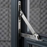 Ventana de Aluminio Resistente a Huracanes, Estilo Abatible Reforzado para Zonas Costeras, Alta Hermeticidad y Seguridad