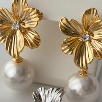 Boucles d'oreilles florales tendance 2025 fleur de surface texturée avec accessoires d'oreille goutte perle
