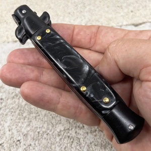 Cuchillo Plegable Italiano AKC de 9 Pulgadas, Estilo Clásico, Mango de Imitación de Mármol Negro Perlado, Modelo Milano Godfather de 23 cm, Venta al Por Mayor en Pedidos Pequeños - Product Image 4