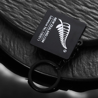 Porte-clés personnalisés carrés en alliage de zinc noir plaqué avec logo blanc, porte-clés en métal émaillé avec logo personnalisé pour cadeaux
