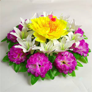 ช่อดอกไม้ประดิษฐ์สำหรับงานศพ ดอกลิลลี่และดอกโบตั๋นผ้าไหม สำหรับวางบนหลุมศพ - Product Image 6