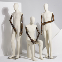 Maniquí Masculino de Alta Calidad con Revestimiento de Tela Plástica y Manos de Madera, en Poses de Pie y Sentado, para Exhibición en Vitrinas