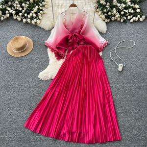 Ensemble robe longue plissée tie-dye pour femme avec chemisier froissé à ceinture dégradée et jupe midi - Product Image 3