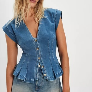 Chemise en jean vintage délavée à col en V et manches courtes pour femme, élégante, avec boutons, collection 2025 - Product Image 1