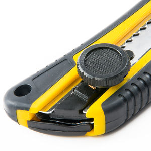 18MM متعددة الوظائف مقبض الإبهام مفتوحة ويمكن سحبها مع شفرات السكين البلاستيكية الانزلاقية ورقة الفن السكين مكتب مفيد قاطع السكين - Product Image 3