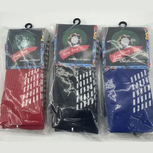 Vente en gros de chaussettes antidérapantes de sport de performance personnalisées chaussettes de sport athlétiques aux couleurs douces pour le football