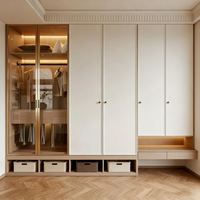 Armoire de chambre moderne et contemporaine en bois massif, personnalisée, avec étagères ouvertes et éclairage intégré, pour villa