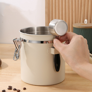 Contenitore Ermetico per Caffè in Acciaio Inox con Valvola Unidirezionale, Indicatore Data e Dosatore per Chicchi, Tè, Zucchero, Farina - Product Image 6