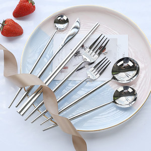 Ensemble de couverts quatre pièces en acier inoxydable 304 de style occidental avec couteau à steak, fourchette, cuillère et baguettes - Product Image 2